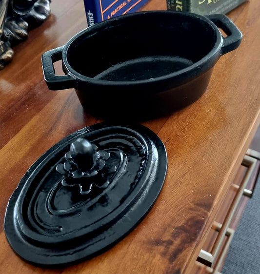 Cast iron cauldron pot